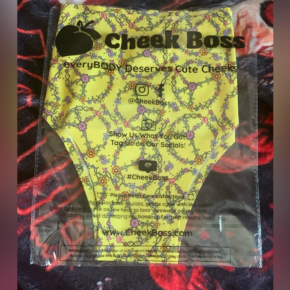 💛 NWT Yellow Peace Sign Women’s Panties